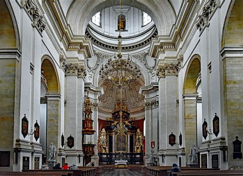 Wnętrze kościoła św. Piotra i Pawła w Gdańsku po częściowym pożarze, z widocznym zabezpieczeniem zakrystii