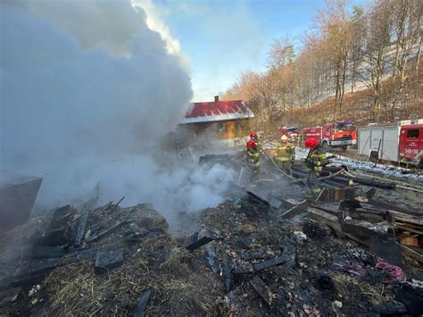 Widok na budynek gospodarczy objęty pożarem w Dębnie
