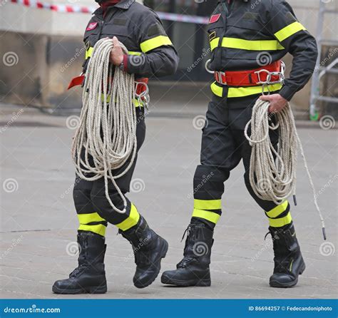 Thematic photo of a firefighter climbing a rope