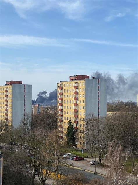 płonący dach Hotelu Lambert widziany z oddali, dym nad budynkiem