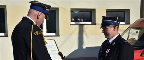 Zdjęcie strażaków OSP Bełchatów-Grocholice podczas uroczystości włączenia do KSRG lub ich samochodu operacyjnego