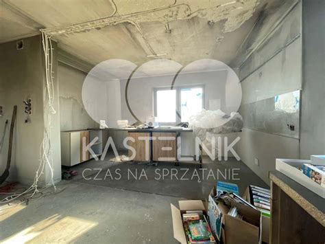 Spalone wnętrze domu po pożarze, widoczne zniszczenia