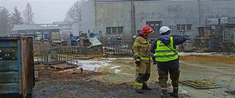 Inspektorzy WIOŚ badający miejsce pożaru w zakładzie przetwarzania odpadów
