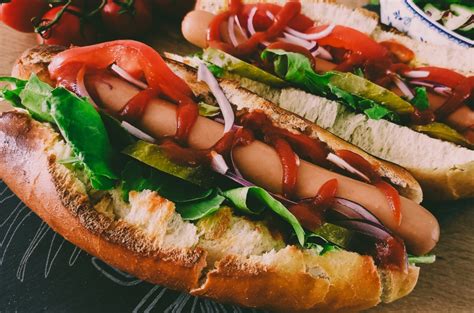 The Sims 2 - Simka grillująca hot dogi, z dymem lub małymi płomieniami na grillu