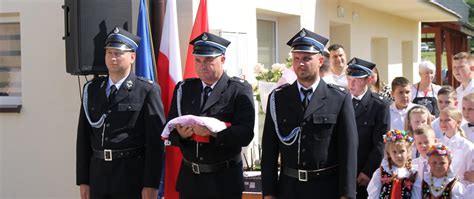 Zdjęcie z uroczystości otwarcia remizy: poświęcenie sztandaru lub strażnicy
