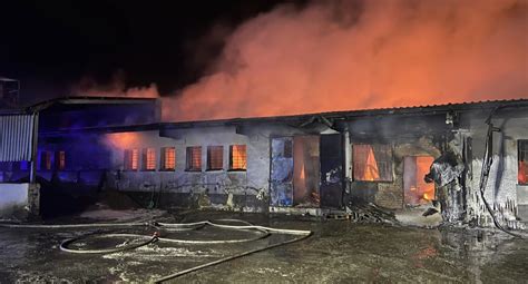 Zdjęcie płonącej hali magazynowej z dymem
