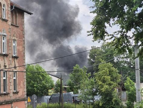 Zdjęcie kłębów czarnego dymu unoszącego się nad Dworcem Głównym PKP we Wrocławiu