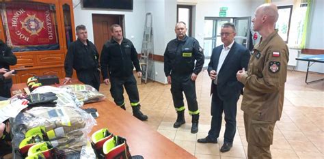 zdjęcie pokazujące przekazanie nowego sprzętu strażackiego i umundurowania dla jednostki OSP