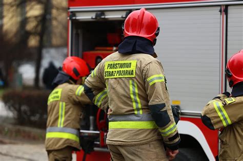 Służby ratunkowe na miejscu pożaru w Główczycach z poszkodowanymi
