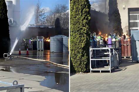 Strażacy gaszą pożar butli z gazem technicznym, widoczna akcja chłodzenia