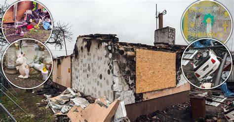 zdjęcie pogorzeliska domu w Bergen, z widocznym dymem lub zniszczeniami