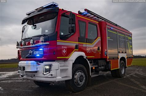 Zdjęcie nowego samochodu Volvo FL16 OSP Maków podczas uroczystego powitania