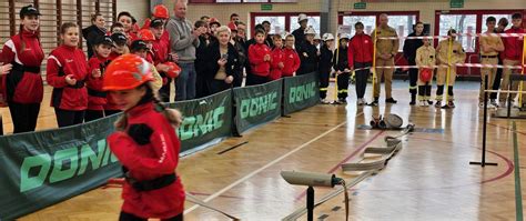 Młodzieżowe drużyny pożarnicze podczas rywalizacji w hali sportowej