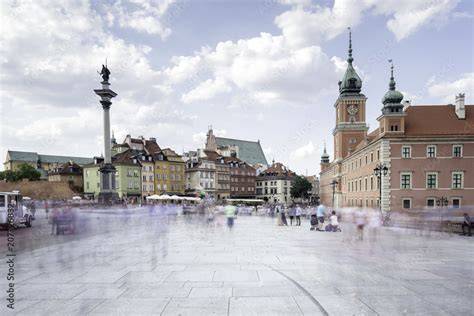 Zimowy widok na Rynek w Wadowicach, przygotowany do sylwestrowych obchodów