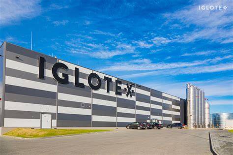 Zdjęcie płonącej hali produkcyjnej zakładu Iglotex w Skórczu, widoczne dym i płomienie