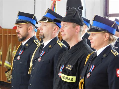 Zdjęcie przedstawiające strażaków podczas uroczystego apelu z wręczeniem odznaczeń