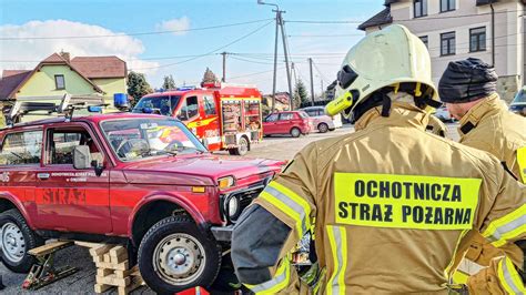 Historyczne zdjęcie strażaków OSP Cięcina lub pierwszej remizy konnej