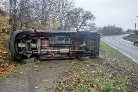 zdjęcie spalonego busa dostawczego na poboczu drogi