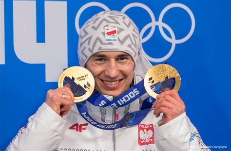zdjęcie zwycięskich drużyn z pucharami i medalami