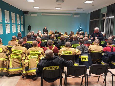 Zdjęcie z gali wręczenia grantów, przedstawiające przedstawicieli OSP Turze Rogi odbierających czek