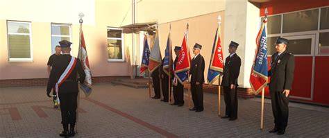 Zdjęcie z procesji pocztów sztandarowych lub mszy polowej podczas jubileuszu OSP Turze Rogi