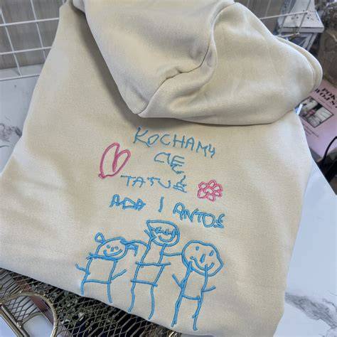 Zdjęcie modelki w chabrowej damskiej bluzie strażackiej z haftem wozu