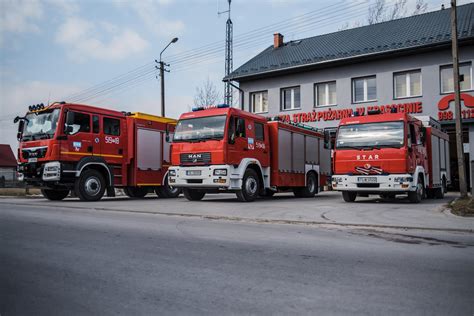 Uroczystość powitania wozu Star 266 przed remizą OSP Odrzywół z udziałem lokalnej społeczności