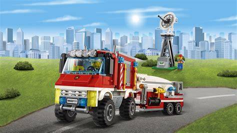 Zestaw LEGO City 60111 Strażacki wóz techniczny w akcji, gaszący płonącą wieżę satelitarną