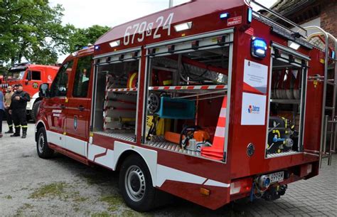Zdjęcie przedstawiające nowy samochód strażacki OSP
