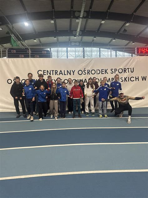 Zdjęcie przedstawiające młodzież trenującą na bieżni stadionu podczas przygotowań do zawodów pożarniczych