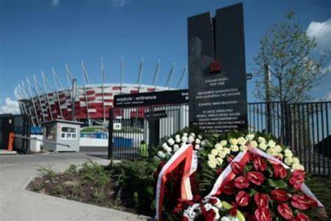 Pomnik upamiętniający Ryszarda Siwca w pobliżu Stadionu Narodowego w Warszawie