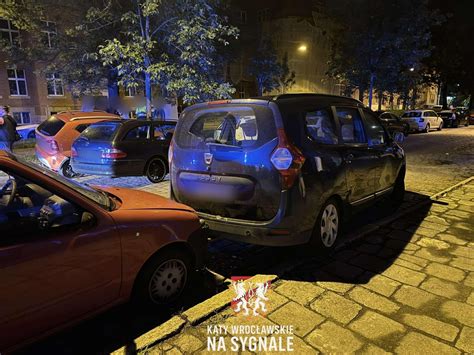 zdjęcie spalonego parkingu podziemnego lub uszkodzonych samochodów