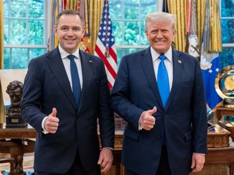 zdjęcie dziecięcej ręki z charakterystyczną wysypką ospową