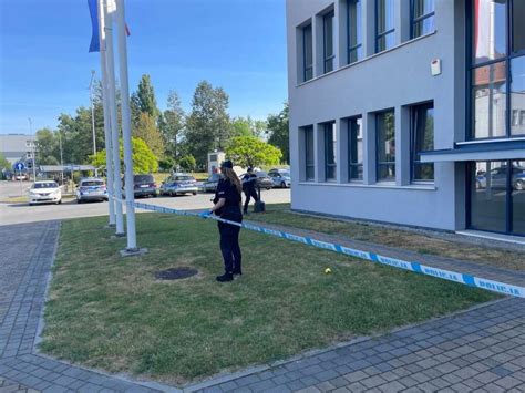 fotografia miejsca zdarzenia przed Kancelarią Premiera, z widocznymi służbami ratunkowymi