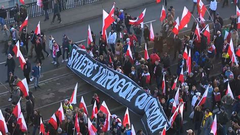 fotografia z Marszu Niepodległości, przedstawiająca incydenty, np. palenie flagi