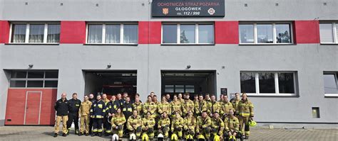 Zdjęcie przedstawiające remizę OSP Borowina lub grupę strażaków przed budynkiem