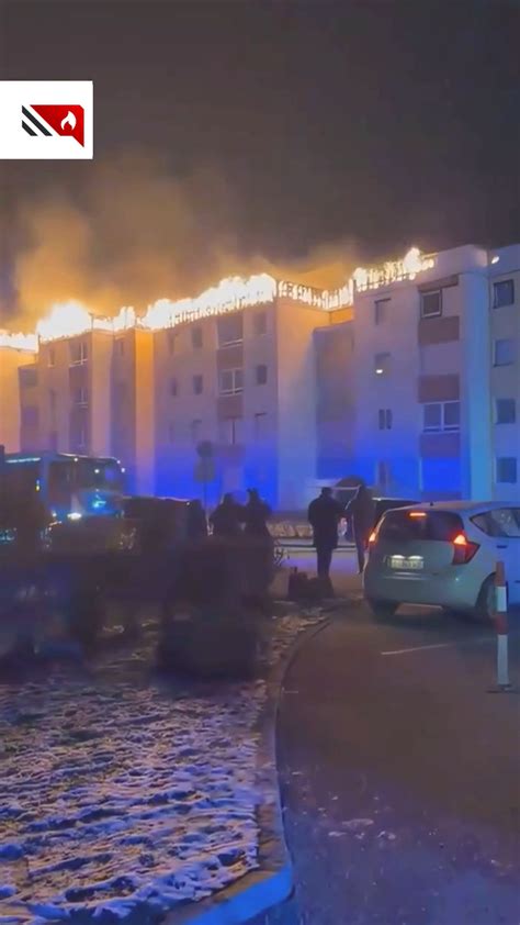 Zdjęcie przedstawiające dom mieszkalny objęty pożarem w Wołowicach w nocy