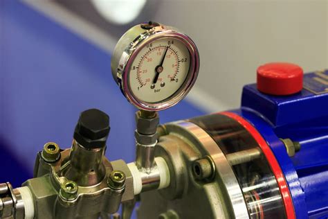 Manometr wskazujący ciśnienie w sieci hydrantowej