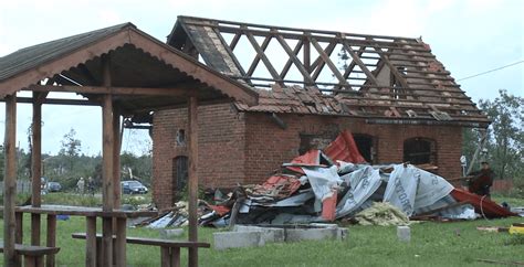 Zniszczony budynek po pożarze z widocznymi śladami dochodzenia