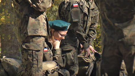 Młodzież w mundurach wojskowych podczas ćwiczeń terenowych