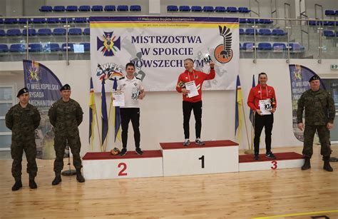 Zdjęcie strażaczek biorących udział w zawodach sportowych