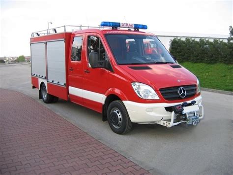 Porównanie: Lekki wóz strażacki typu pickup i wóz na bazie samochodu dostawczego z rozszerzonym wyposażeniem