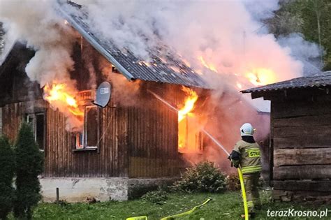 Strażacy gaszący pożar domu w Łączkach Brzeskich