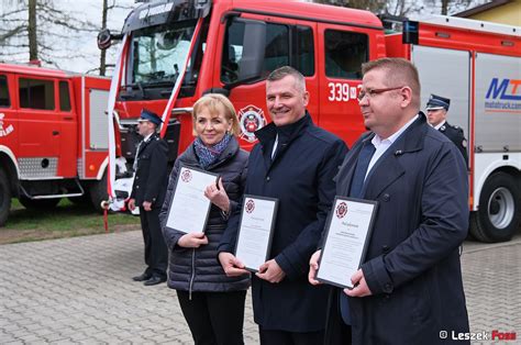 Zdjęcie nowego samochodu ratowniczo-gaśniczego Mercedes-Benz Atego podczas uroczystości