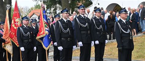 Uroczystość przed kościołem w Nowogrodzie, strażacy i zaproszeni goście
