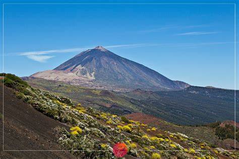 Zdjęcie zaśnieżonego Teide na Teneryfie