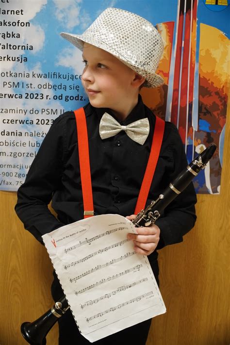 Portret Krystiana Piesika lub zdjęcie przedstawiające strażaka z instrumentem muzycznym