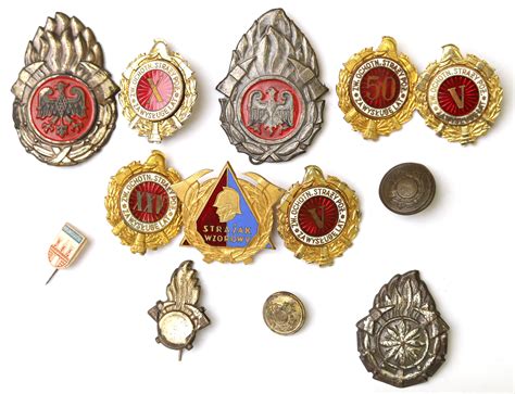 Porównanie orzełków strażackich z różnych okresów PRL