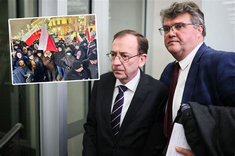 Zgromadzenie przed synagogą w geście solidarności