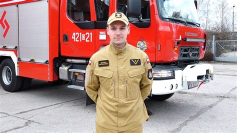 zdjęcie nowych piaskowych mundurów strażackich